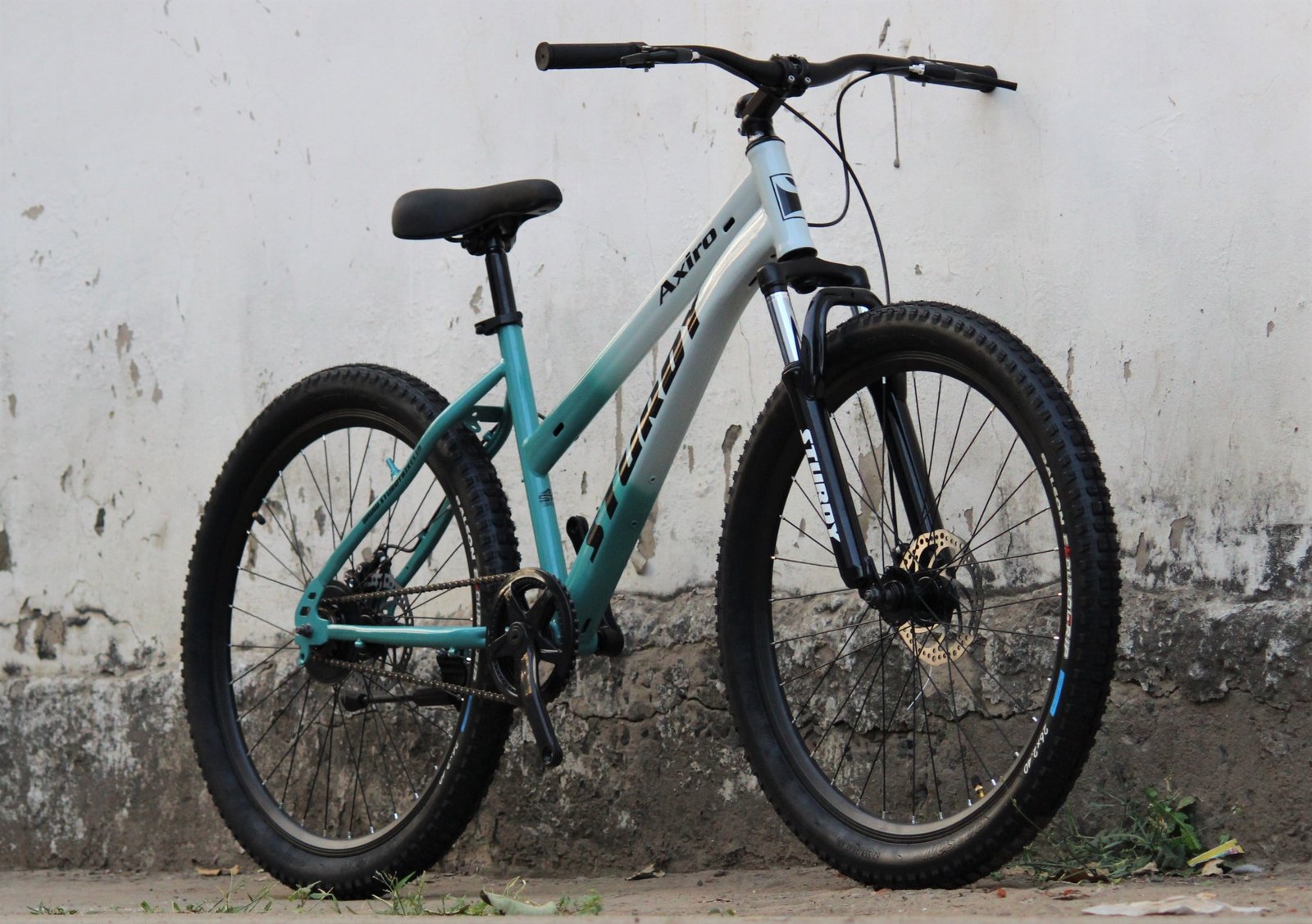 STURDY BIKES AXIRO MTB WITH DUAL DISC BRAKES AND 26 INCH SIZE UNISEX MODEL - Image 3